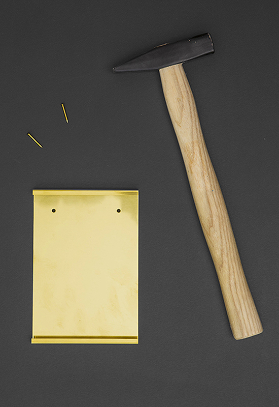 Messing Postkartenhalter. Hochformat und Querformat A6. Herstellung in Basel. Gestaltung Basel. 