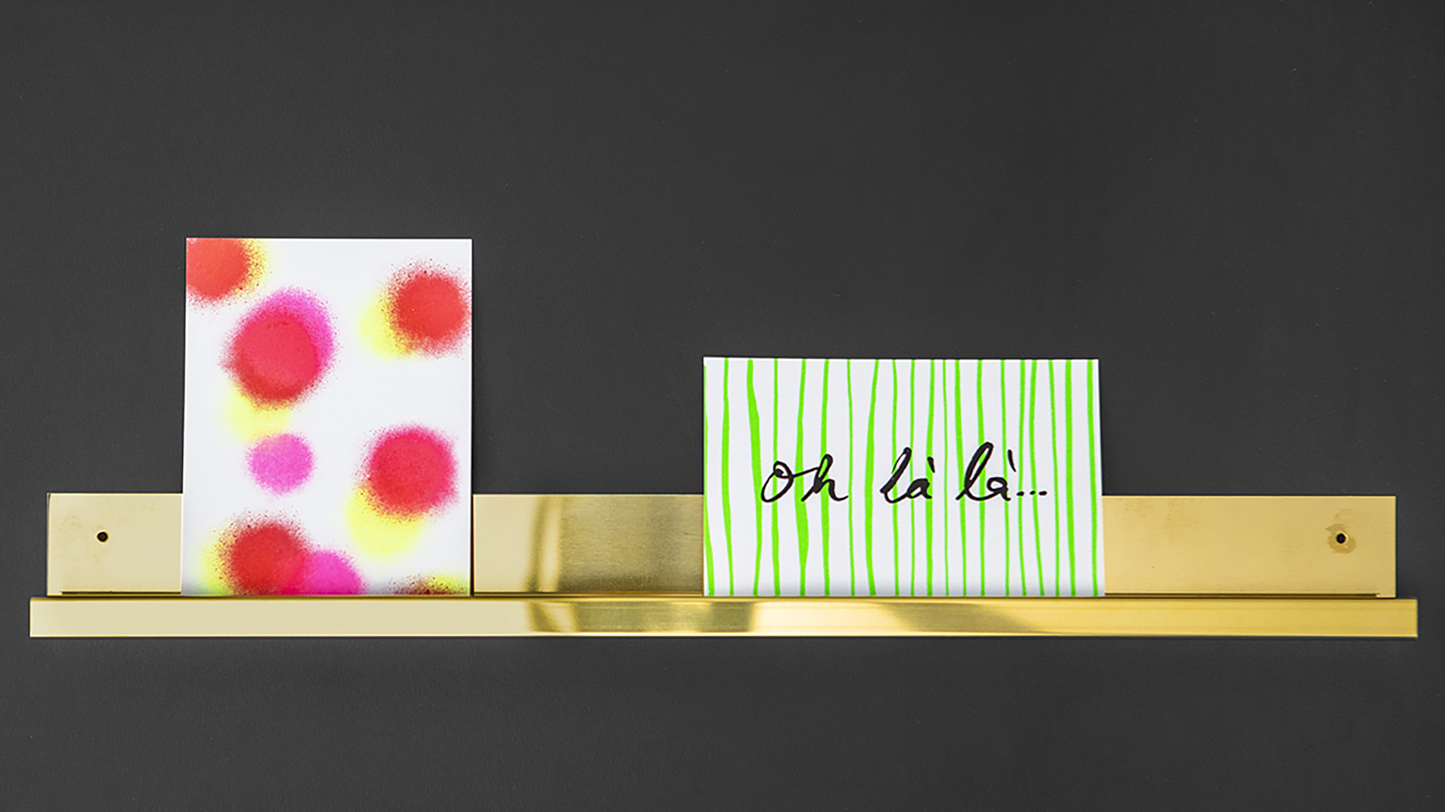 Messingschiene für Postkarten. Herstellung in Basel. Gestaltung Basel. 